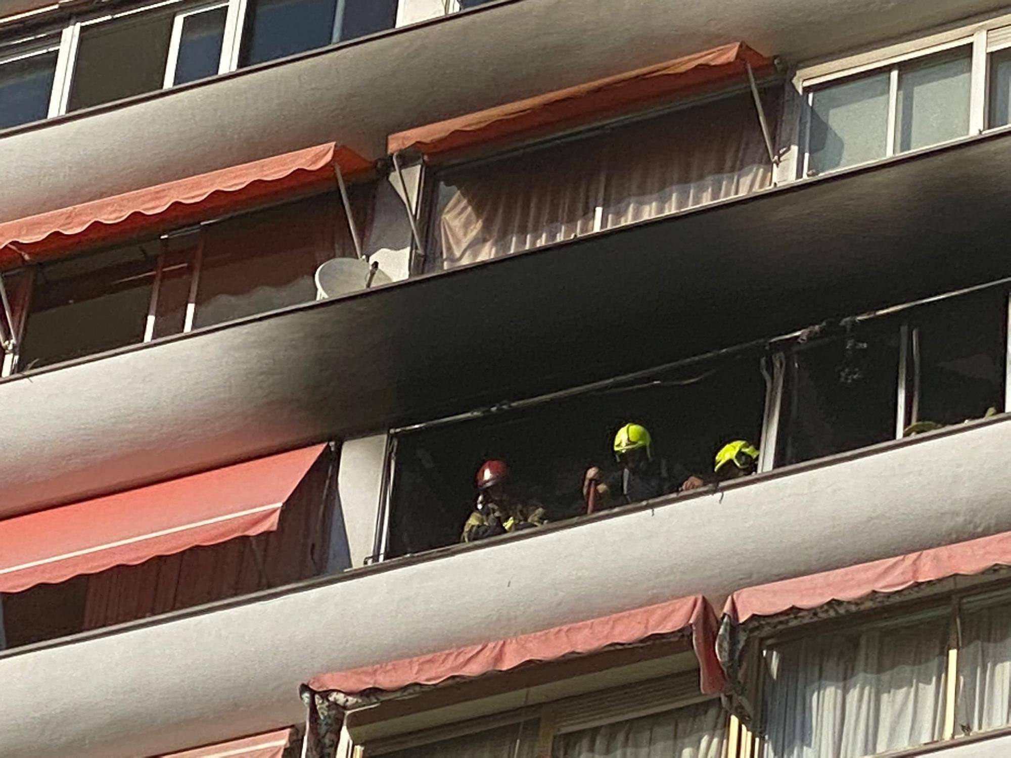 Fallece una mujer en un incendio en su casa en el edificio La Chicharra de Alicante