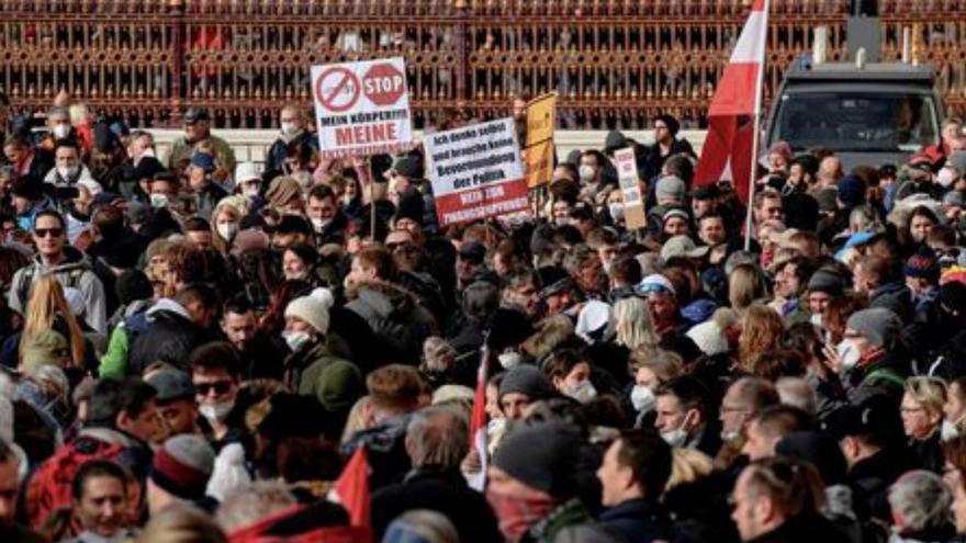Unes 2.000 persones protesten a Viena en contra de la vacunació obligatòria