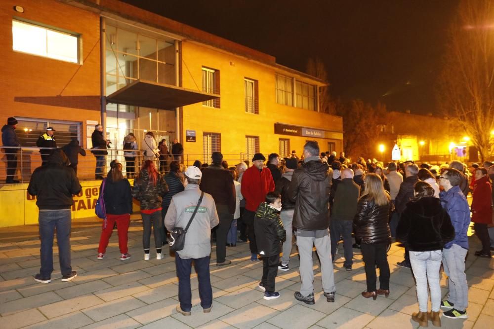 Protesta veïnal contra el tancament del CAP de Taialà en caps de setmana