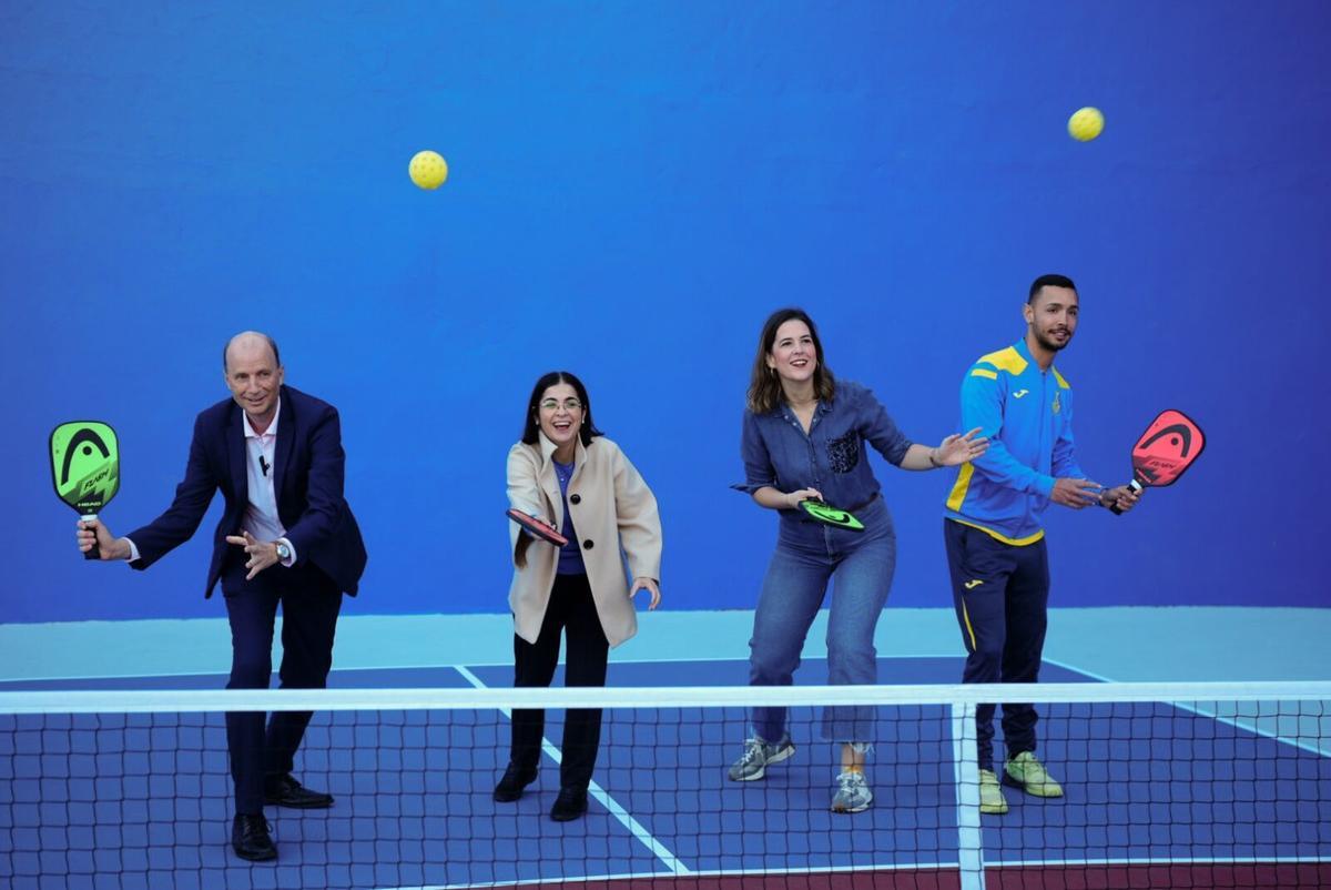 La alcaldesa Carolina Darias y la edil Carla Campoamor estrenan las primeras pistas municipales de pickleball de Canarias.