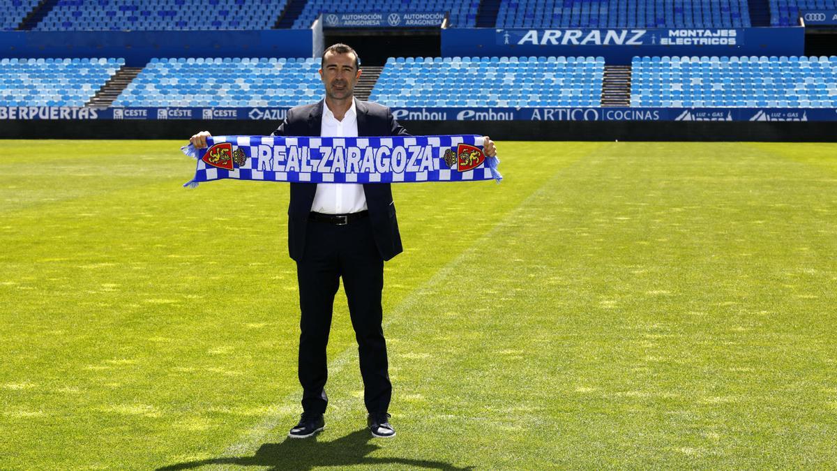 Juan Carlos Carcedo, durante su presentación con una bufanda y en el césped de La Romareda.