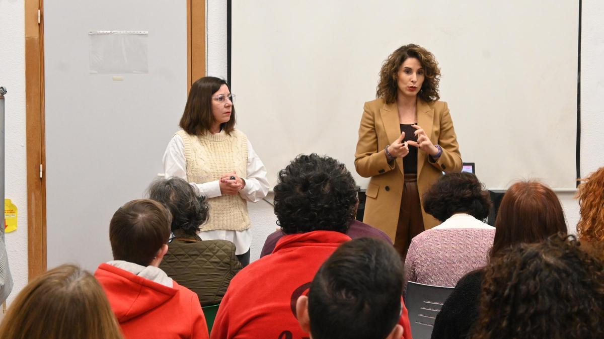 Reunión con la alcaldesa Cristina Mora y la concejala Llum Moral en el Centro Ocupacional de Quart de Poblet.
