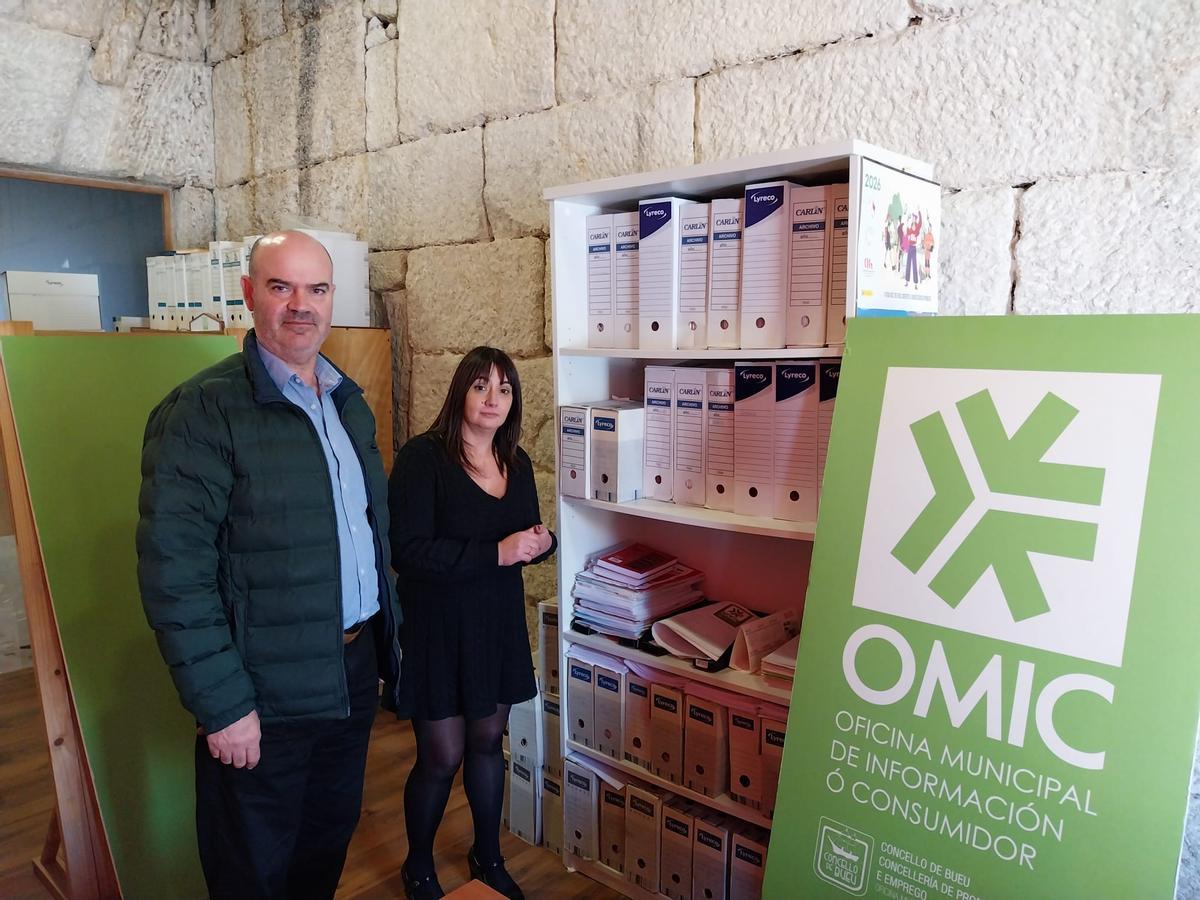 El alcalde de Bueu, Félix Juncal, y la técnica de la OMIC, Manuela Millán, ayer en la oficina junto a las 16 carpetas clasificadorasque contienen todas las reclamaciones a las entidades bancarias por los gastos hipotecarios.