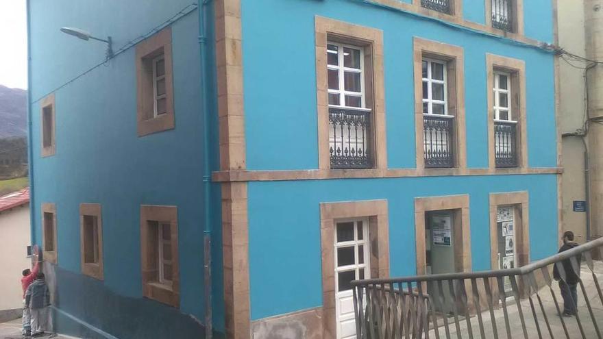 La Casa de Cultura de Colunga cambia su color piedra por el azul