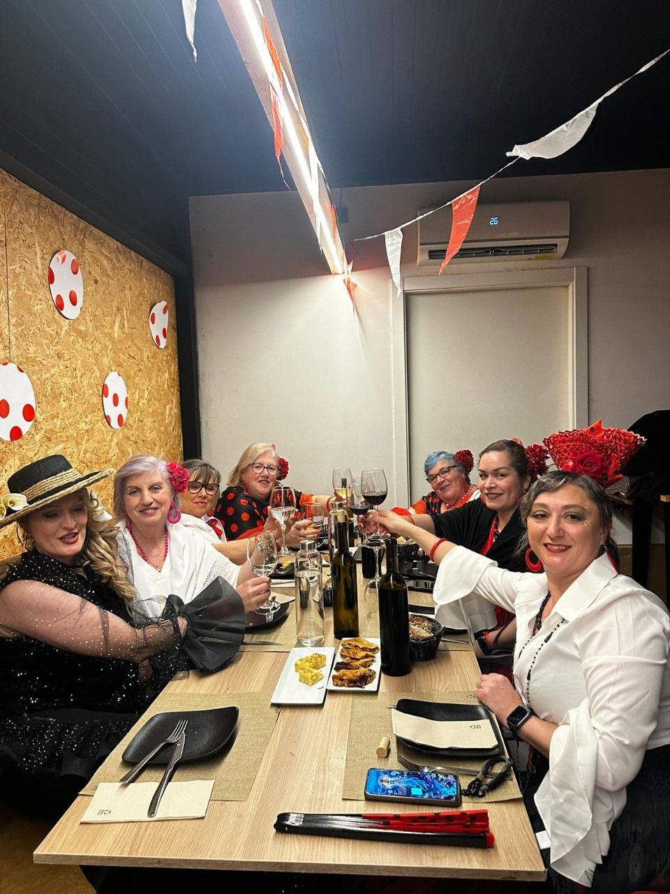 Asistentes a la fiesta de carnaval en el restaurante O 48 da Platería.