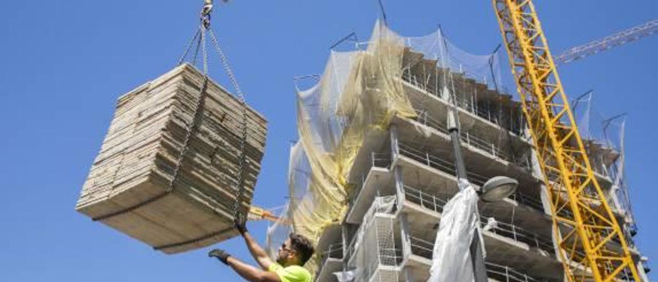 Obreros en València en condiciones de calor extremo.