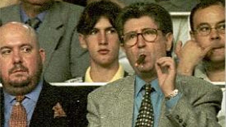 Vicente Sanz en el palco del Mestalla en 1997.