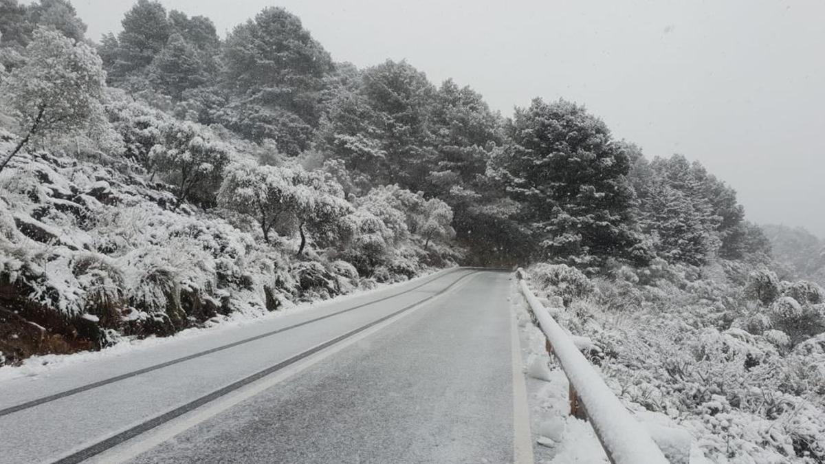 Verschneite Straße auf Mallorca.