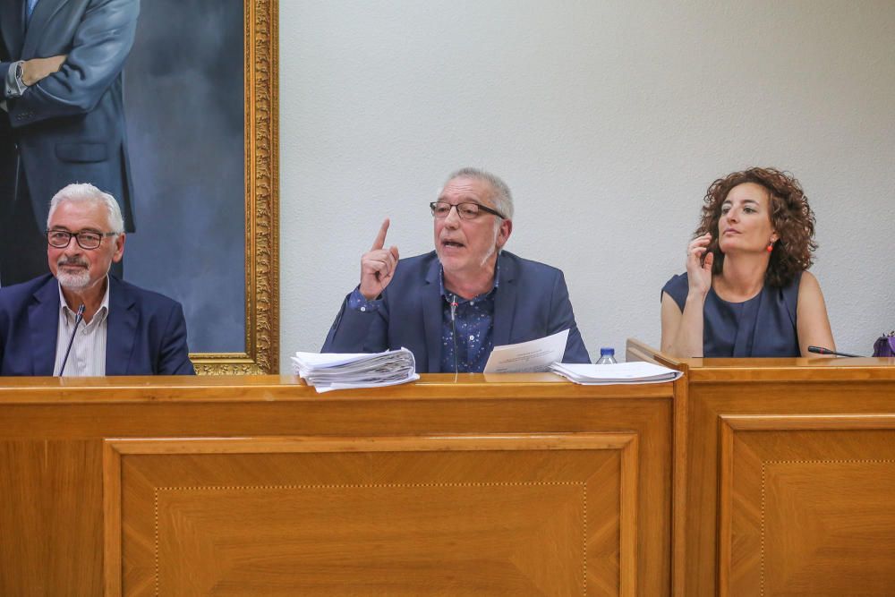 El pleno de Torrevieja aprueba el plan económico con recortes en subvenciones