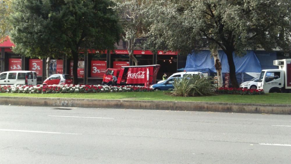 Un camión pierde la carga en Las Avenidas tras chocar contra un árbol