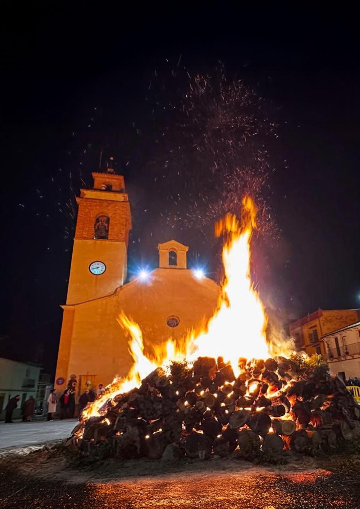 El encendido de la hoguera ocupa un lugar central.