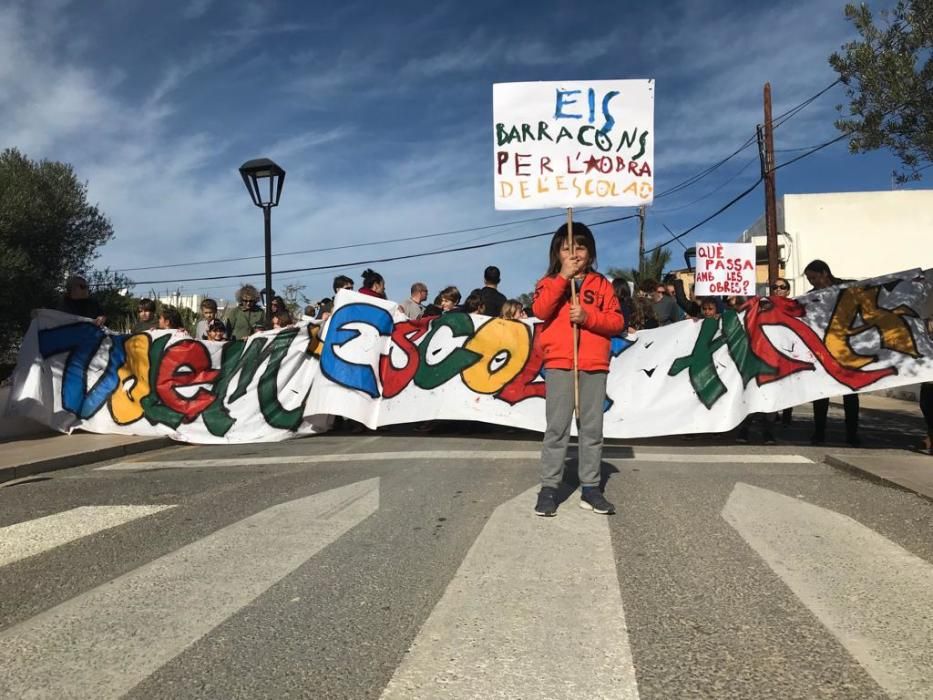Manifestación para reclamar un nuevo colegio en Sant Ferran