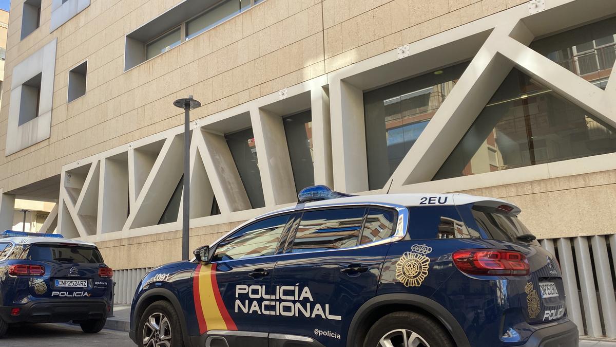 Coche de la Policía Nacional en la Comisaría Provincial de Alicante