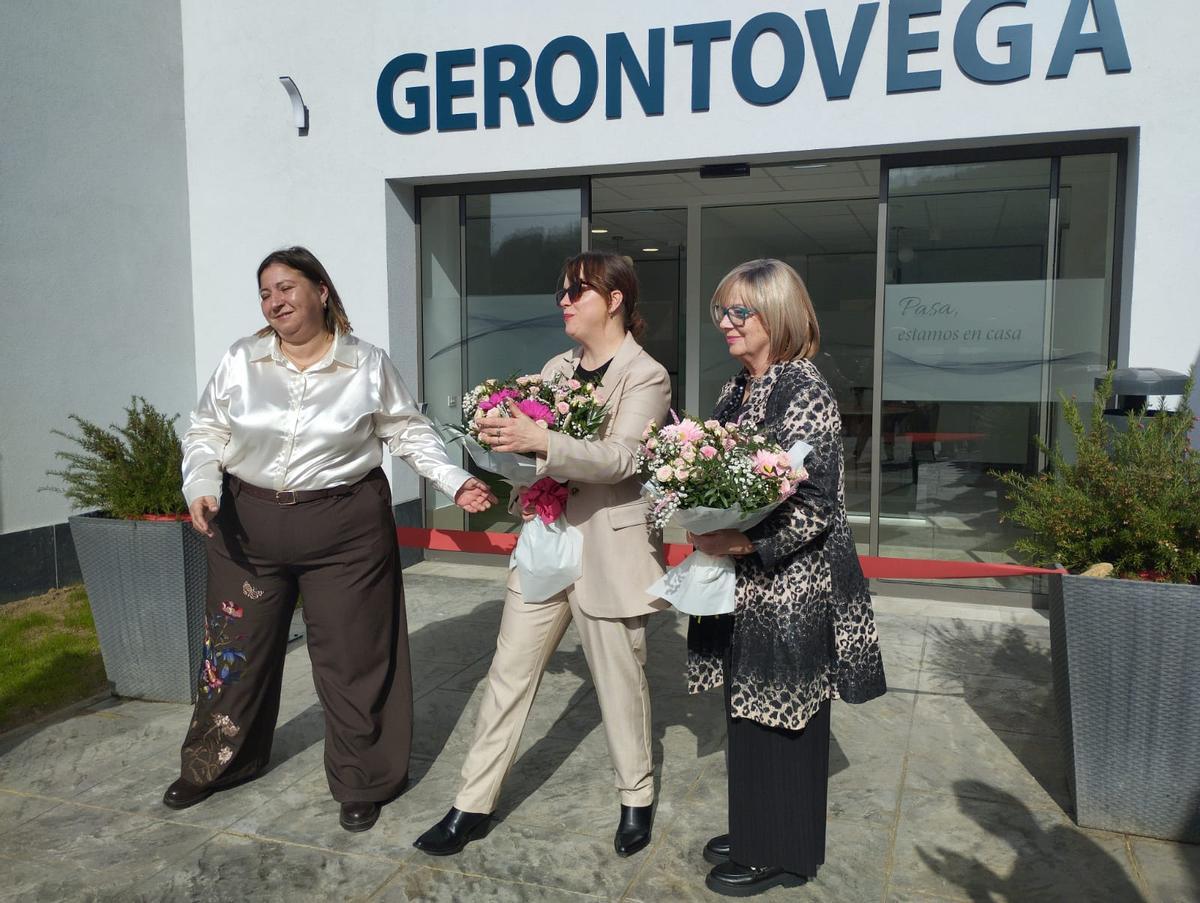 Por la izquierda, Natalia Cuello, Liliana Vázquez y María Piedad González, en el acto inaugural.