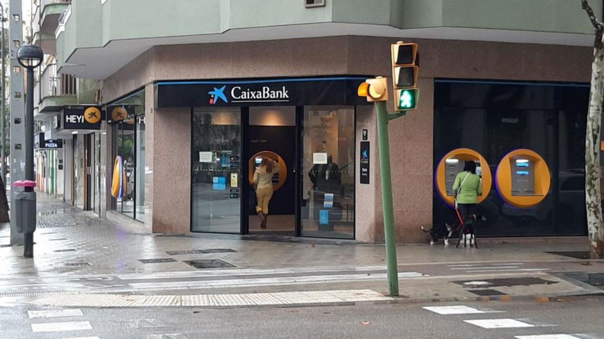 Imagen de ayer de un cajero de CaixaBank en Palma. |