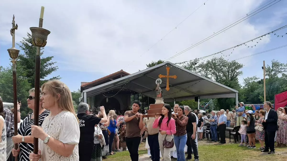 Siero no le falla a la Virgen de la Cabeza: una multitud de fieles sigue en Meres la misa y la procesión en plena ola de calor