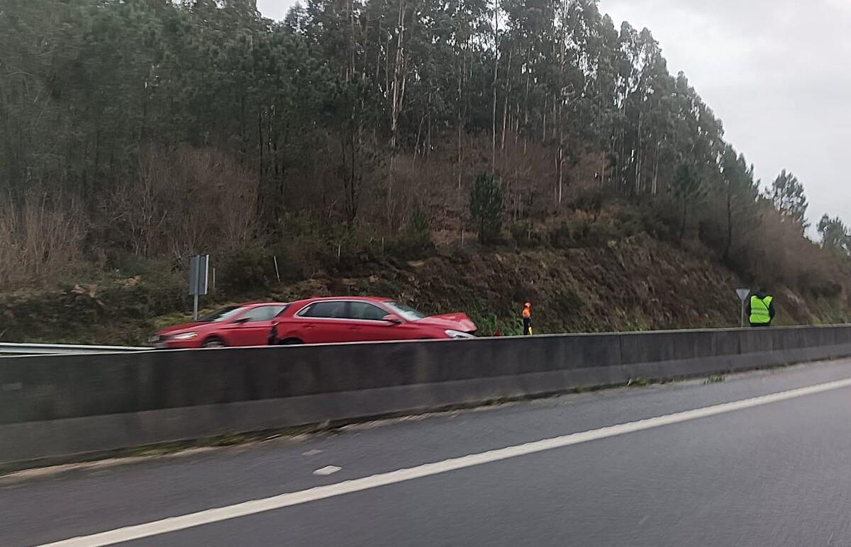 Accidente con varios vehículos implicados eta mañana en la autovía de Brión