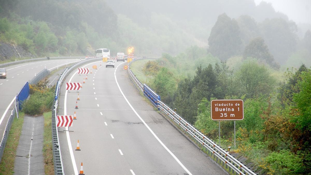 El punto de la autovía del Cantábrico en el que se cierra al tráfico la calzada derecha, en Buelna.