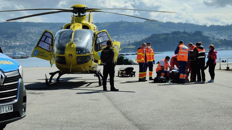 El traslado del afectado desde la ambulancia. / F.G.S.