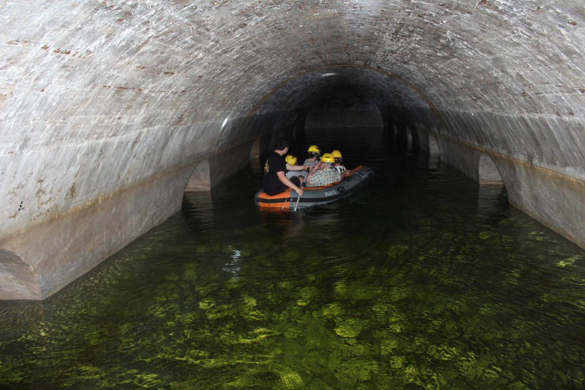 Navegació amb barca per dins de les cisternes del Castell