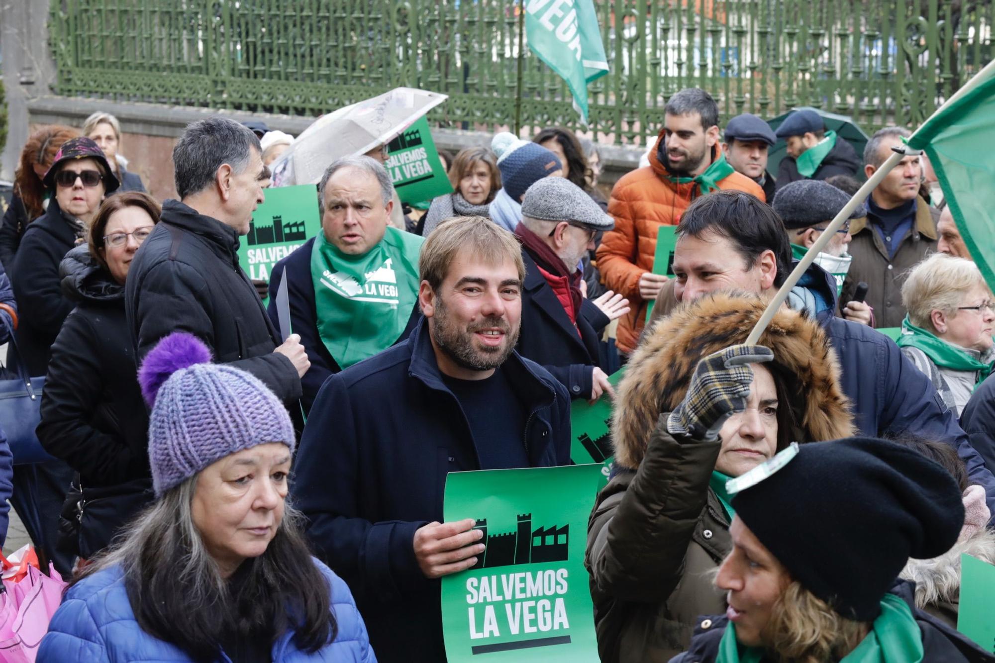 "La Vega no se vende, La Vega se defiende": así fue la concentración de Salvemos La Vega en Oviedo