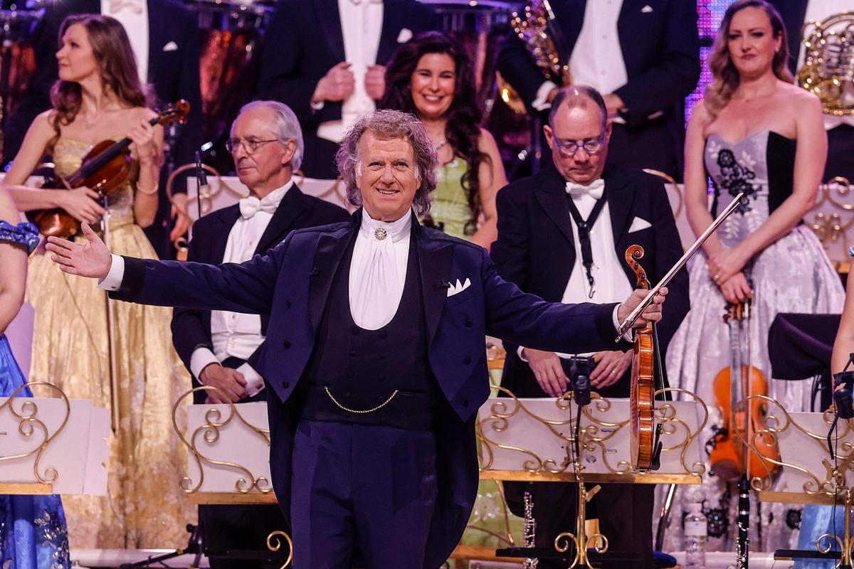 André Rieu convierte el Roig Arena en un salón de gala vienés.