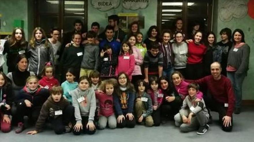 El grup de divuit joves acordionistes de l&#039;Escola Folk amb els seus professors a l&#039;estada d&#039;Arrasate