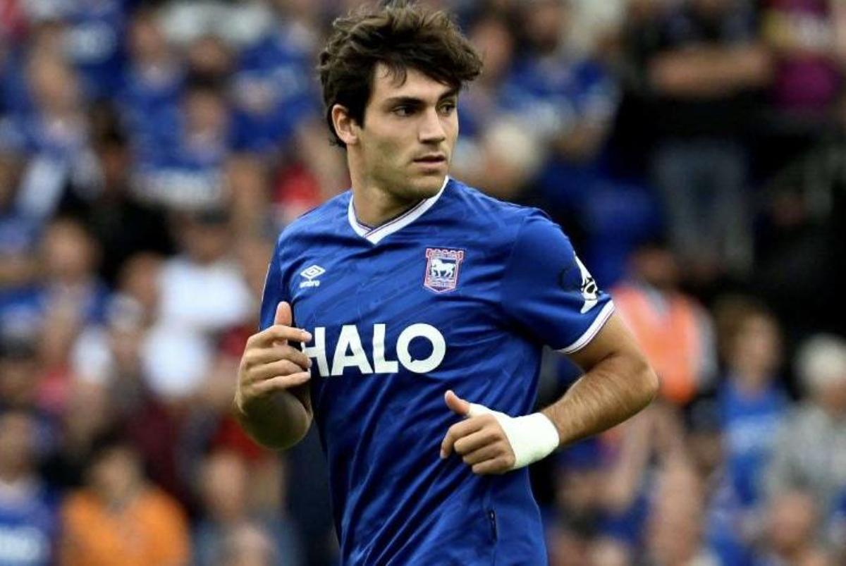 Iván Azón, con la camiseta del Ipswich durante un encuentro