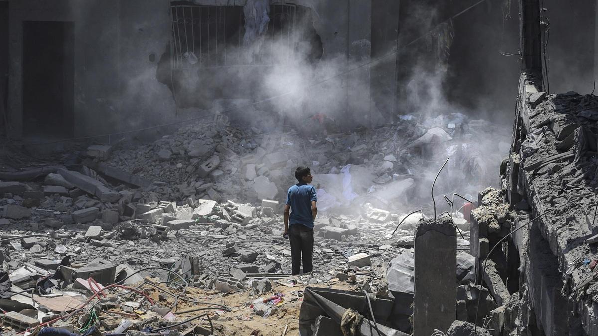 Un niño palestino inspecciona una zona de Gaza devastada por los bombardeos israelíes.