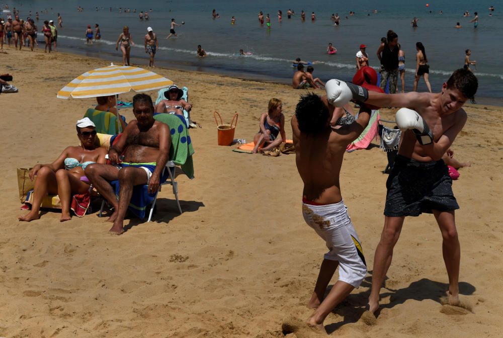 Imágens de la ola de calor en Gijón.