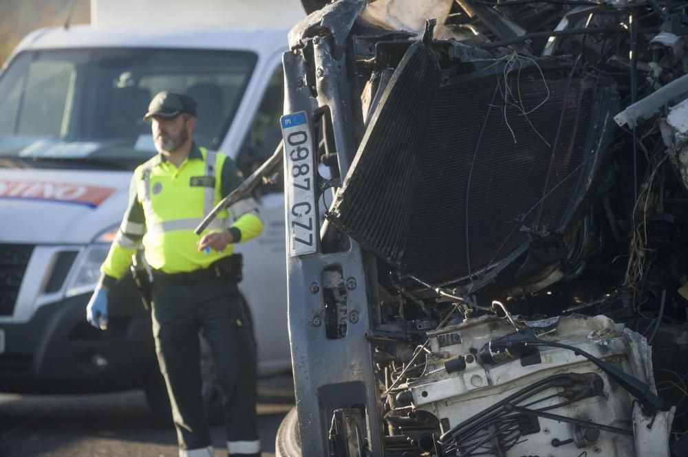 La AP-9 cortada en Abegondo al chocar dos camiones