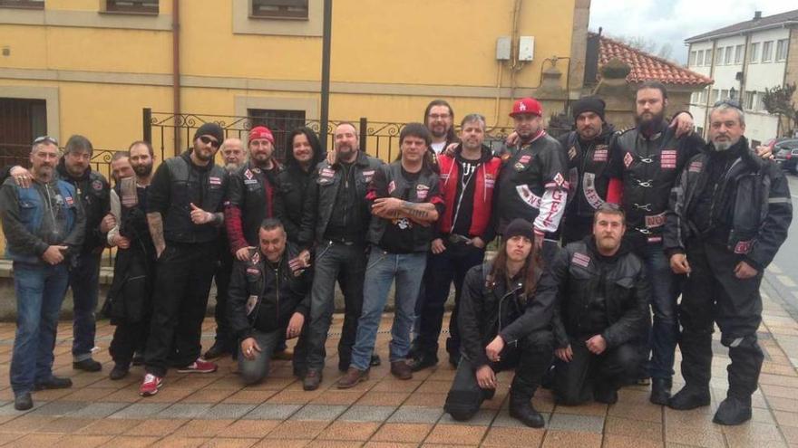 Los miembros de &quot;Hells Angels&quot;, ayer, tras la donación de alimentos.