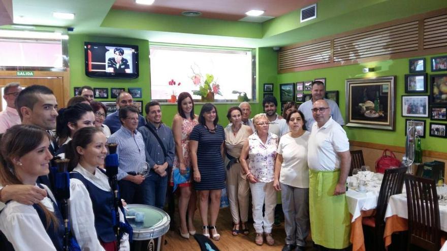 El alcalde de Lorca, Francisco Jódar, posa con el premio en el local.