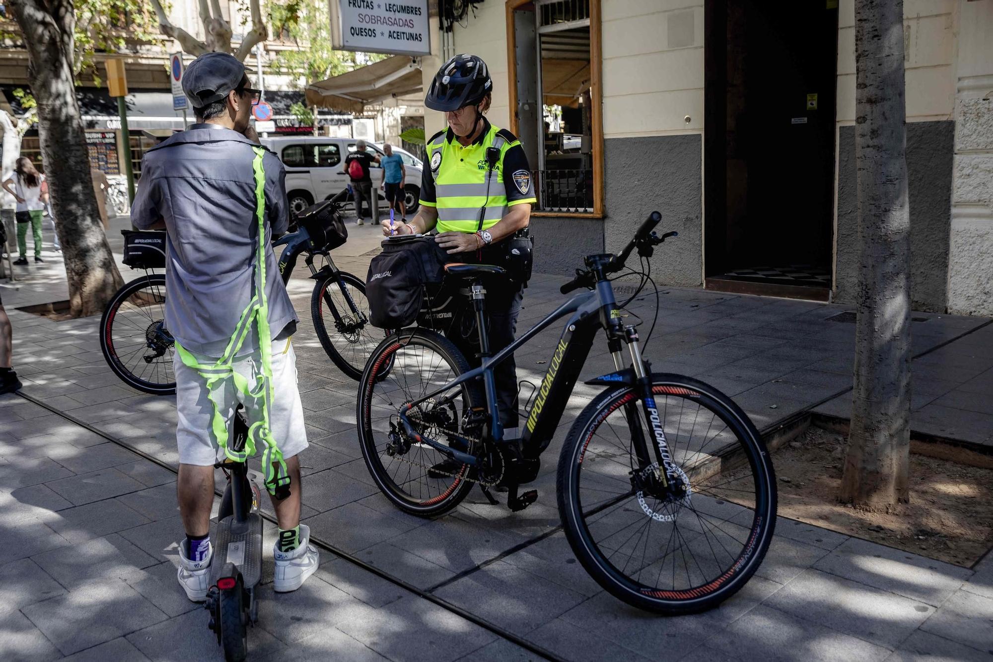 FOTOS | Controles de patinetes en la calle Blanquerna de Palma