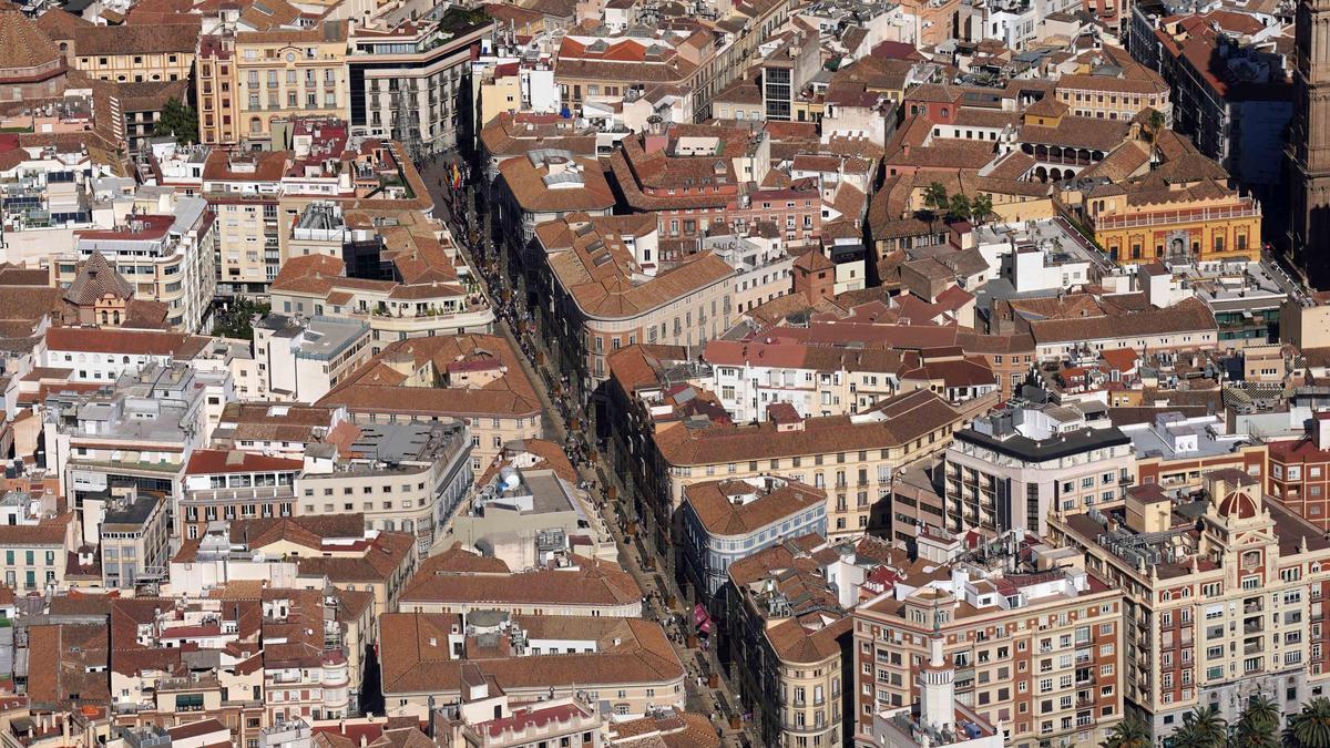 Una imagen aérea del Centro de Málaga, atravesado por la calle Larios