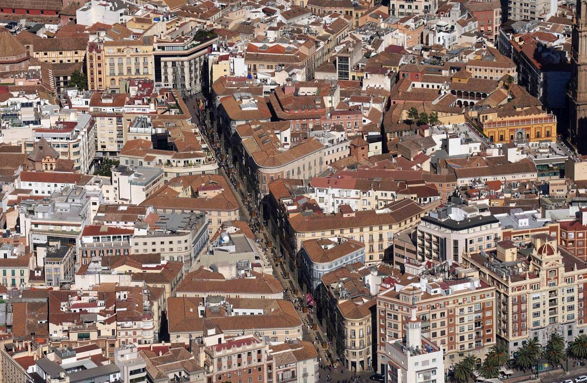 Una imagen aérea del Centro de Málaga, atravesado por la calle Larios