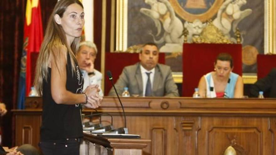 Cristina Martínez, durante su intervención en el polémico pleno del pasado día 30, con la alcaldesa al fondo