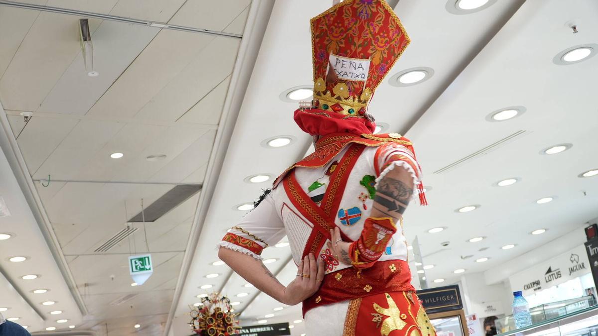 Fotogalería | Las comparsas lucen sus trajes este lunes como maniquíes vivientes