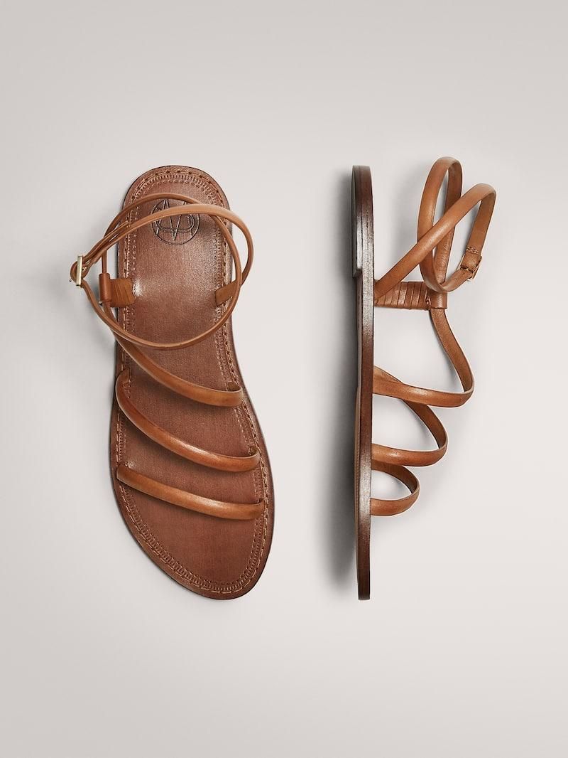 Sandalias planas con tiras de cuero, de Massimo Dutti