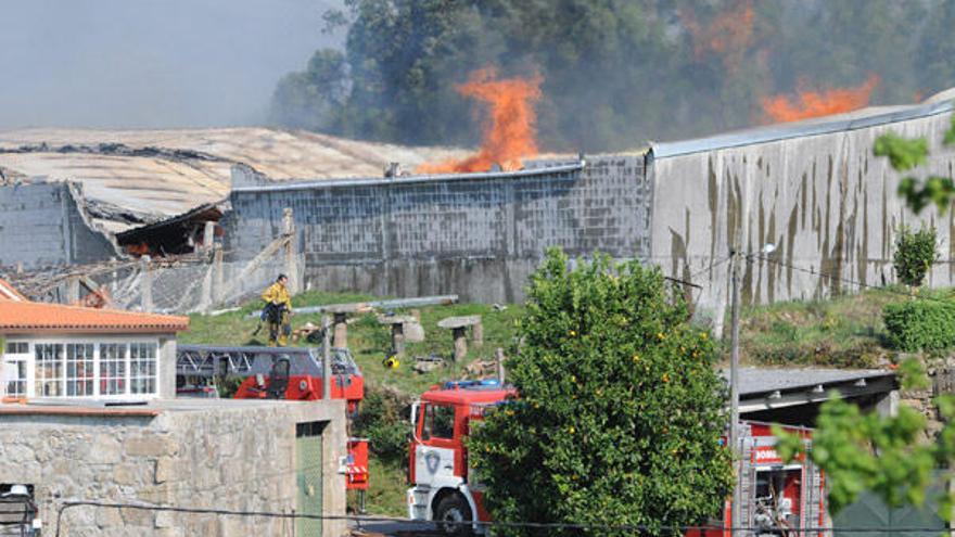 Un muerto y varios heridos al incendiarse una fábrica en Barro