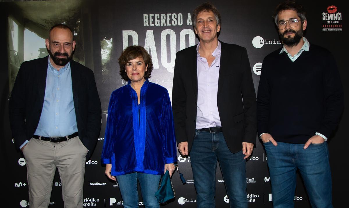 Marc Marginedas, Soraya Sáenz de Santamaría, Albert Solé y Raúl Cuevas en el preestreno del documental ’Regreso a Raqqa’ en el Circulo de Bellas Artes en Madrid.