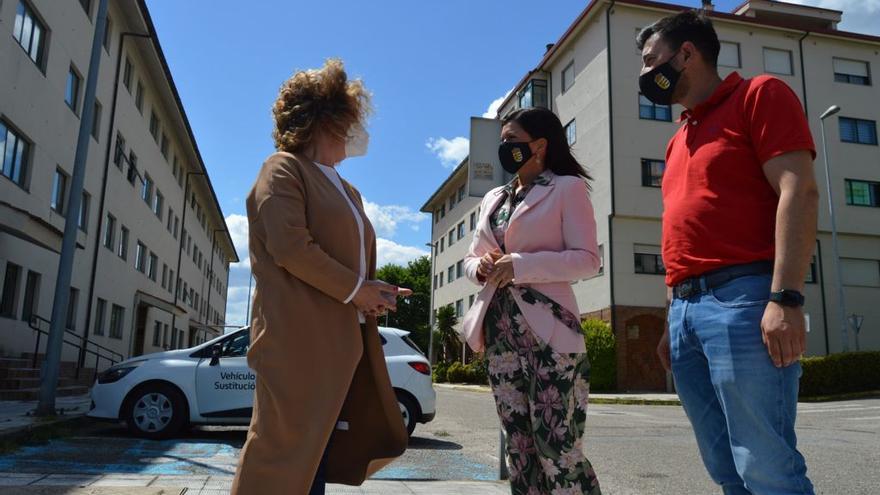 Visita oficial de la alcaldesa a las pistas deportivas a reformar.