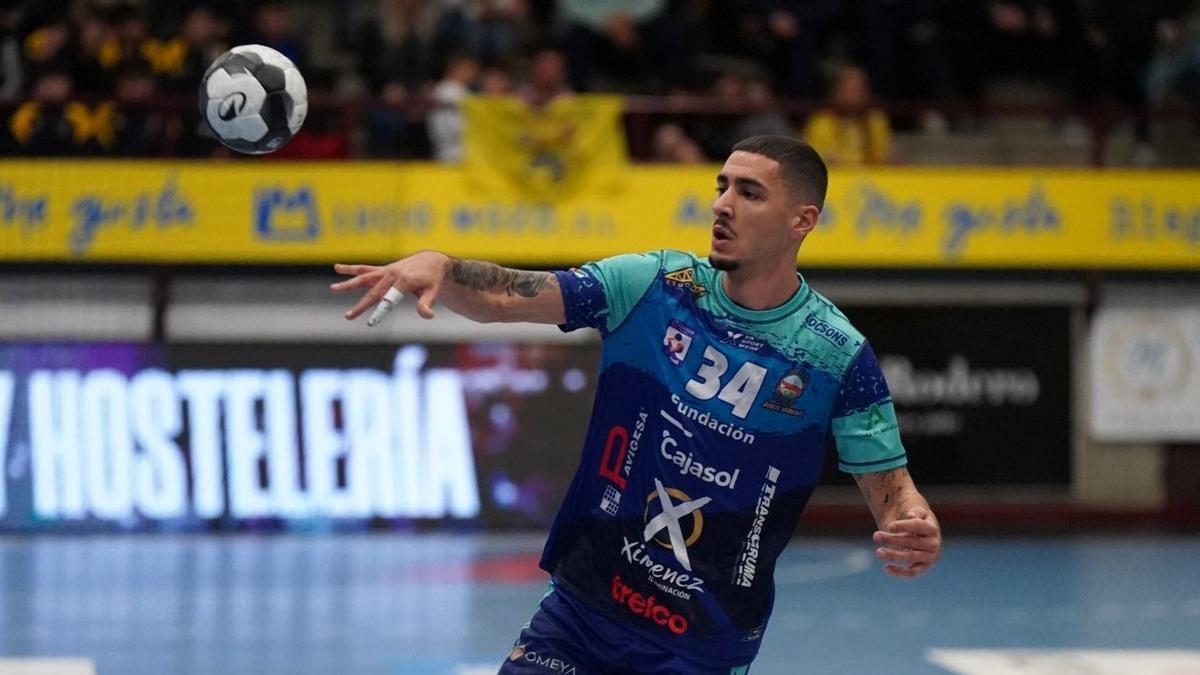 Mario Dorado realiza un pase.