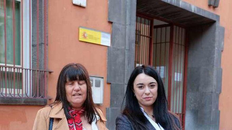 Felisa Díaz Quintana, con su abogada Nuria Morillo, ante la sede de la Seguridad Social en Mieres.