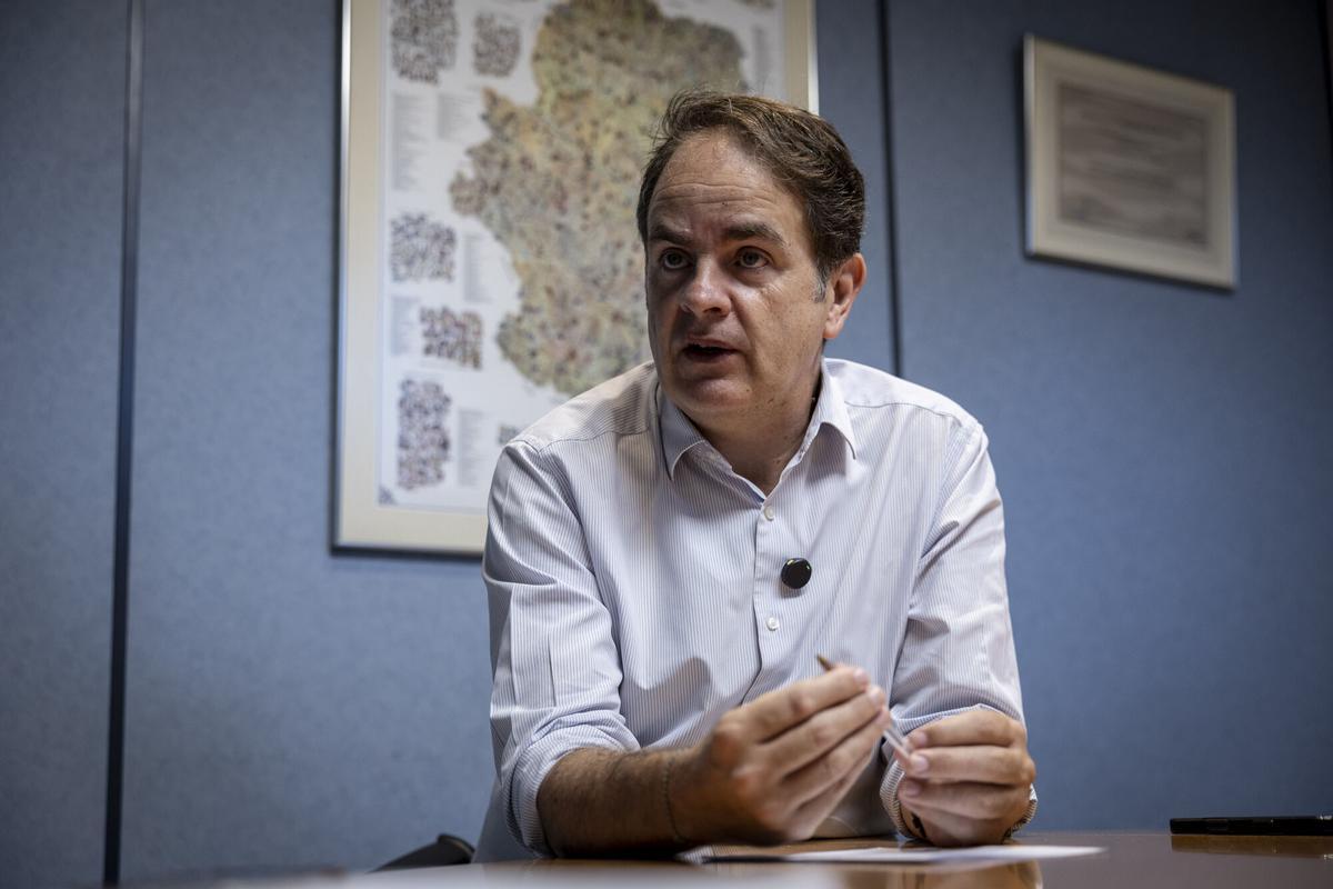 ENTREVISTA A ROBERTO BERMUDEZ DE CASTRO CONSEJERO DE HACIENDA INTERIOR Y ADMINISTRACION PUBLICA DEL GOBIERNO DE ARAGON