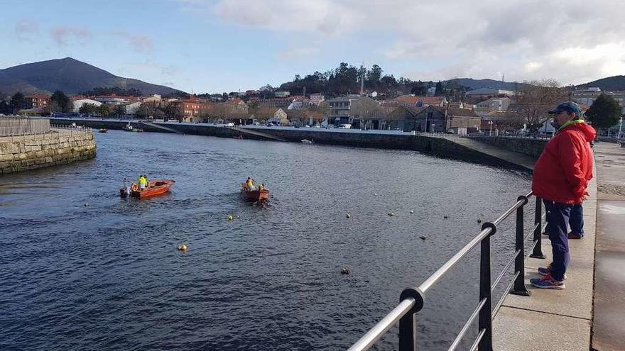 La zona del río, a su paso por Pontecesures, en la que se captura la lamprea desde embarcación . // FdV