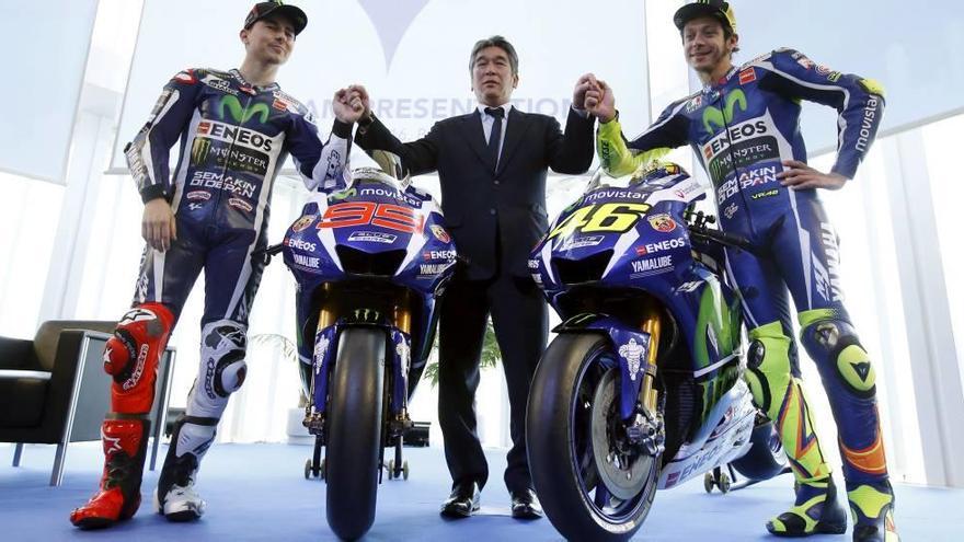 Jorge Lorenzo y Valentino Rossi junto al manager general del equipo Yamaha Tsuji Kouichi, ayer en la presentación.