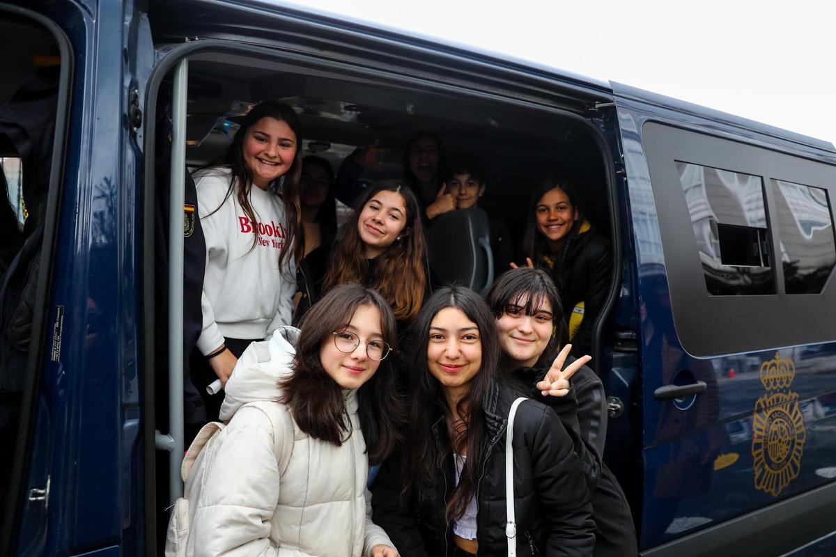 Un grupo de alumnas en un furgón policial.