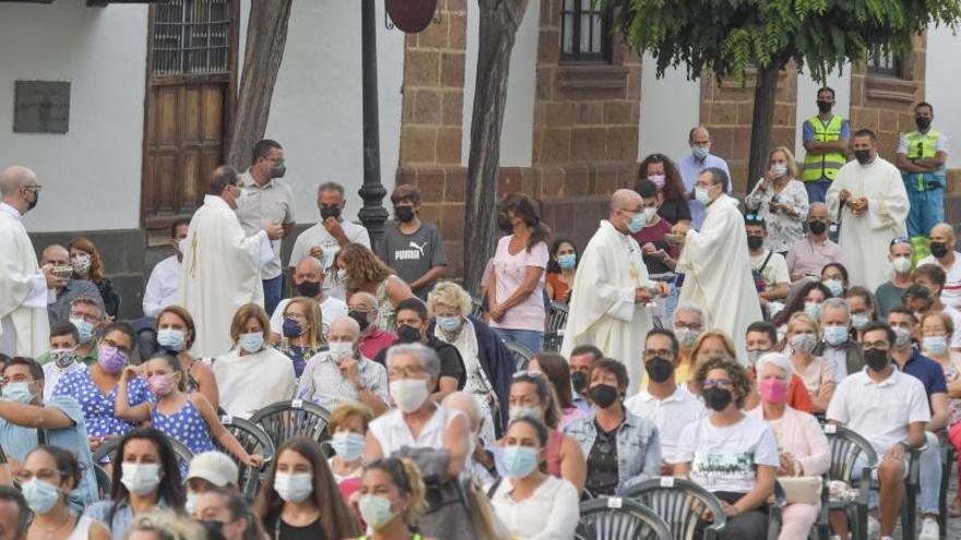 La Virgen del Pino baja del camarín