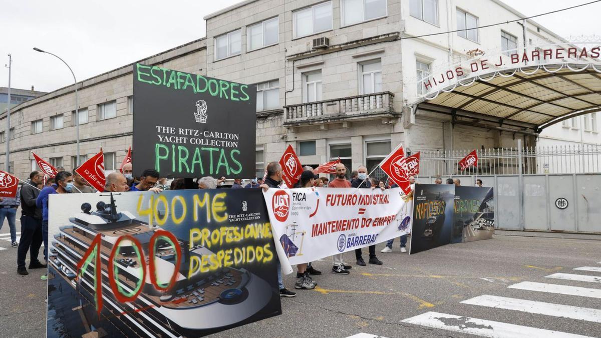 Trabajadores de Barreras protestaron la semana pasada con pancartas contra Ritz.   | MARTA G. BREA